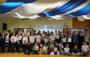 na zdjęciu widać laureat&oacute;w gminnych konkurs&oacute;w artystycznych