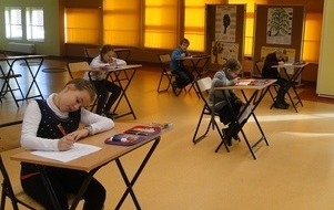na zdjęciu widać uczestnik&oacute;w Konkursu "Co w trawie piszczy",  piszący  test wiedzy
