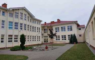 Na zdjęciu widać patio szkolne 