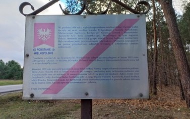 na zdjęciu widać tablice informacyjną upamiętniająca Powstanie wielkopolskie