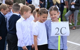 na zdjęciu widać uczni&oacute;w klas młodszych podczas rozpoczęcia roku szkolnego