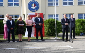 na zdjęciu widać przemawiającego w&oacute;jta gminy oraz dyrekcje i radnych gminy