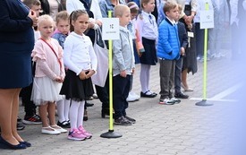 na zdjęciu widać uczni&oacute;w klas młodszych podczas rozpoczęcia roku szkolnego