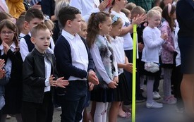 na zdjęciu widać uczni&oacute;w klas młodszych podczas rozpoczęcia roku szkolnego