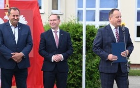 na zdjęciu widać dyrektora szkoły, w&oacute;jta gminy i radnego