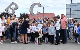 na zdjęciu widać uczni&oacute;w klas młodszych podczas rozpoczęcia roku szkolnego