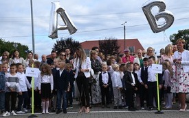 na zdjęciu widać uczni&oacute;w z klas młodszych podczas rozpoczęcia roku szkolnego