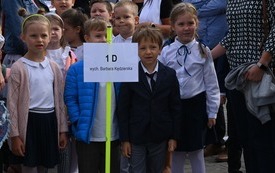 na zdjęciu widać uczni&oacute;w z klasy 1 podczas rozpoczęcia roku szkolnego