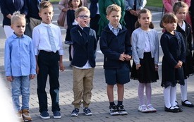na zdjęciu widać uczni&oacute;w z zer&oacute;wki podczas rozpoczęcia roku szkolnego