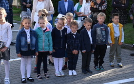 na zdjęciu widać uczni&oacute;w klas "0" podczas rozpoczęcia roku szkolnego
