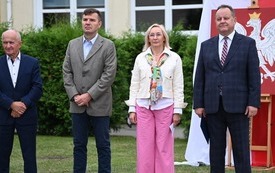 na zdjęciu widać dyrekcje oraz radnego i członka Rady Rodzic&oacute;w