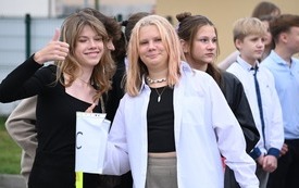 na zdjęciu widać zadowolone &oacute;smoklasistki wykonujące gest kciuka do g&oacute;ry