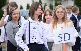 na zdjęciu widać uczennice podczas rozpoczęcia roku szkolnego