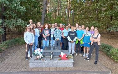 na zdjęciu widać uczni&oacute;w 6c przy pomniku, upamiętniającym ofiary powstania wielkopolskiego w Łochowie