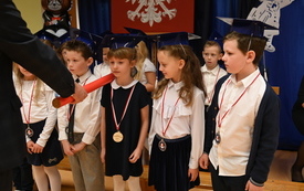na zdjęciu widać uczni&oacute;w klas pierwszych podczas pasowania na ucznia
