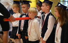 na zdjęciu widać uczni&oacute;w klas pierwszych podczas pasowania na ucznia