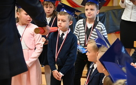na zdjęciu widać uczni&oacute;w klas pierwszych podczas pasowania na ucznia