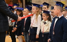 na zdjęciu widać uczni&oacute;w klas pierwszych podczas pasowania na ucznia