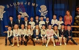NA ZDJĘCIU WIDAĆ KLASE PIERWSZĄ Z WYCHOWAWCĄ