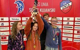 na zdjęciu widać laureat&oacute;w zawod&oacute;w szachowych z pucharem