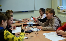 na zdjęciu widać uczni&oacute;w  pracujących z długopisami 3d
