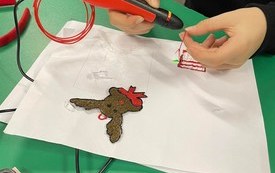 na zdjęciu widać długopis 3d i wykonane za jego pomocą dekoracje 