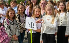 na zdjęciu widać zadowolone uczennice pokazujące symbol serca