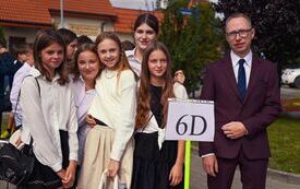 na zdjęciu widać zadowolone uczennice z wychowawcą