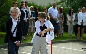 na zdjęciu widać zadowolonych uczni&oacute;w klas &oacute;smych