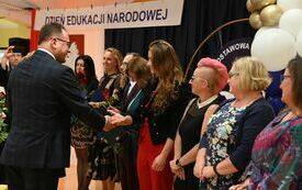 na zdjęciu widać dyrektora wręczającego nagrody nauczycielom