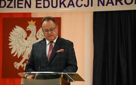 na zdjęciu widać przemawiającego dyrektora szkoły 