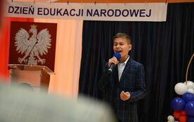 na zdjęciu widać śpiewającego członka ch&oacute;ru Sereno
