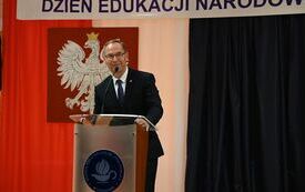 na zdjęciu widać przemawiającego w&oacute;jta gminy
