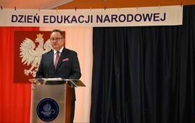 na zdjęciu widać przemawiającego dyrektora szkoły 