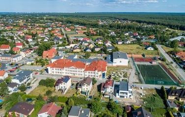 Zdjęcie przedstawia budynki szkolne z lotu ptaka od strony ulicy Żurawinowej