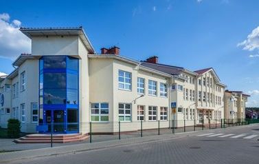 Zdjęcie przedstawia budynek szkolny od strony ulicy Żurawinowej
