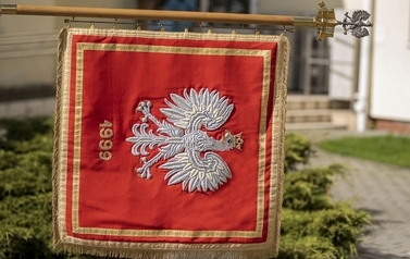 sztandar szkoły awers czerwonym tle  wyhaftowany orzeł biały godło państwowe