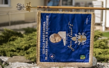 sztandar szkoły rewers na niebieskim tle wyhaftowany papież Jan Paweł II  i herb papieski