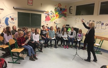 szkolny ch&oacute;r Sereno podczas zajęć Z tkz. Śpiewającej Polski w sali muzycznej
