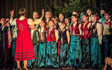 ch&oacute;r szkolny Sereno w strojach ludowych śpiewa podczas festiwalu kolędy ludowej