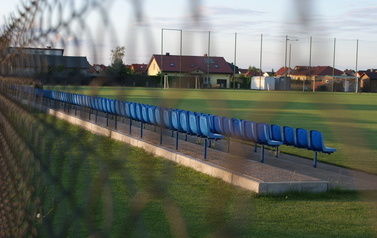 widok na siedziska na Stadionie Orlik w Łochowie na ul. Dębowej