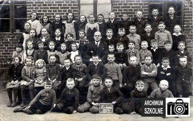 Zdjęcie przedstawia uczni&oacute;w szkoły w Łochowie oraz nauczyciela Kazimierza Paszkiewicza w 1939 roku