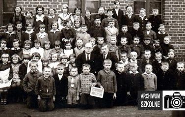 Zdjęcie przedstawia uczni&oacute;w szkoły w Łochowie oraz nauczyciela Kazimierza Paszkiewicza w 1936 roku