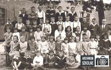 Zdjęcie przedstawia uczni&oacute;w szkoły w Łochowie oraz nauczyciela Kazimierza Paszkiewicza w 1929 roku