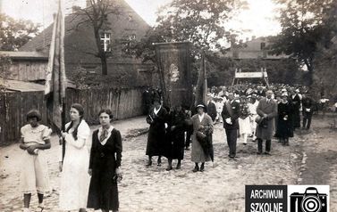Zdjęcie przedstawia procesję Bożego Ciała na ul. Wierzbowej w Łochowie w latach 30-tych XX wieku.