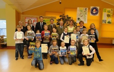 na zdjęciu widać uczestnik&oacute;w i laureat&oacute;w Konkursu "Co w trawie piszczy" pozujących z dyplomami oraz jury, dyrektora szkoły im. Jana Pawła II i nauczycieli opiekun&oacute;w