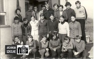 Zdjęcie przedstawia wychowawczynię - Genowefę Podg&oacute;rską z klasą w roku 1982.