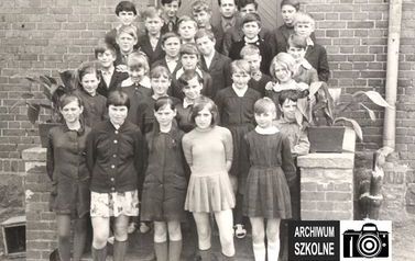 Zdjęcie przedstawia uczni&oacute;w szkoły w Łochowie z wychowawcą - Edwardem Sobieszczykiem w roku 1965