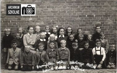 Zdjęcie przedstawia uczni&oacute;w szkoły w Łochowie z roku szkolnego 1955-1956
