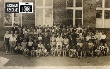 Zdjęcie przedstawia uczni&oacute;w i nauczycieli szkoły w Łochowie w roku szkolnym 1960-1961
